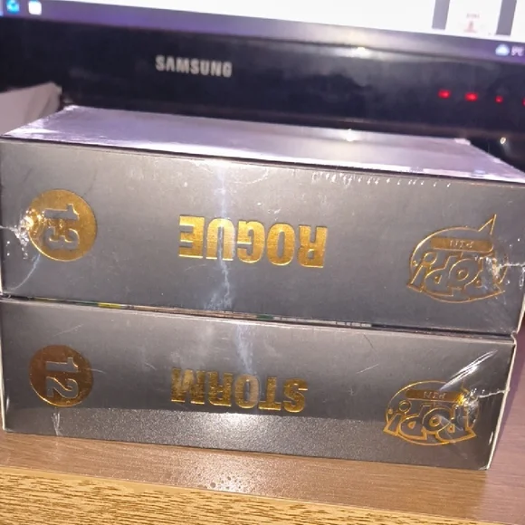 Funko Pop! Marvel X-Men Enamel Pins - Storm #12 & Rogue #13 (Set of 2) - Picture 6 of 10